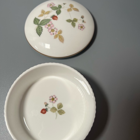 Wedgwood WILD STRAWBERRY Pattern Bone China Sugar Packet Trinket Dish Flowered - Picture 6 of 8